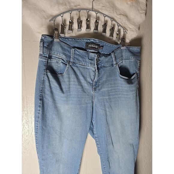 Torrid Jeggings Womens 22R High Rise Tapered Three Buttons HUGE Stretch - Picture 2 of 9